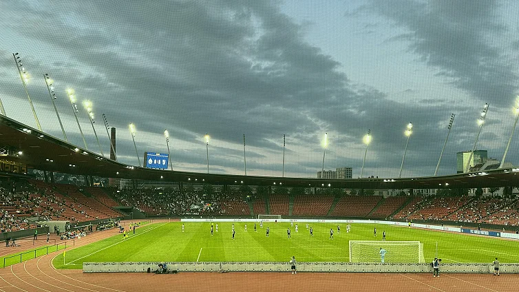 场边队医为青少年球员做身体检查与训练指导(教练与家长的沟通规则)